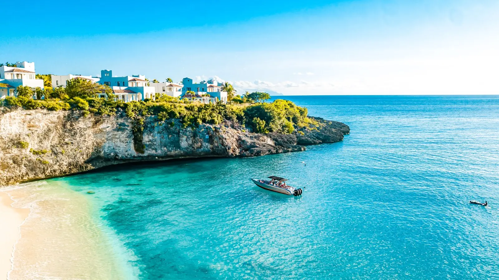 Vue aérienne des plages de Saint-Martin et des eaux turquoise des Caraïbes
