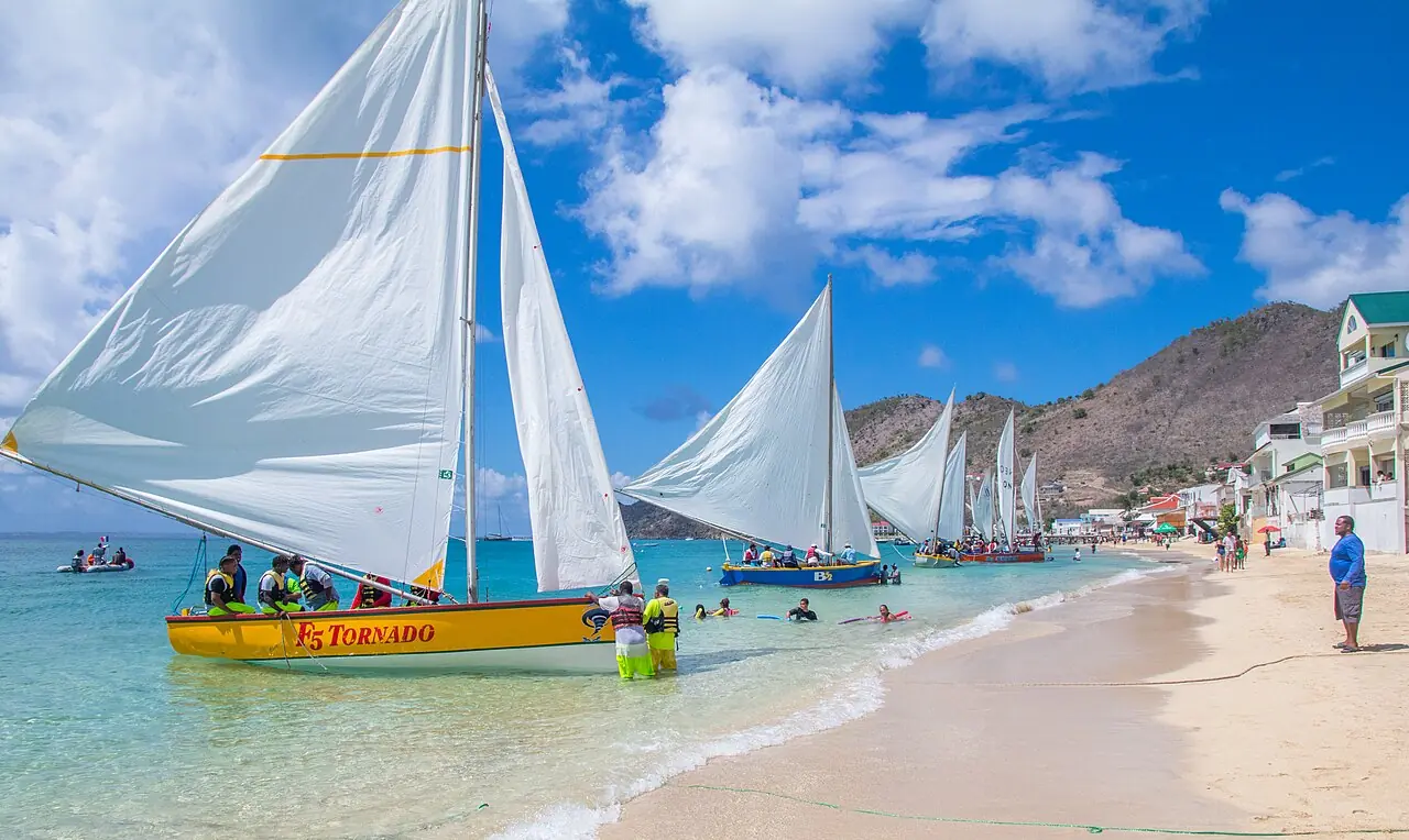 Canots traditionnels sur la plage de Grand Case