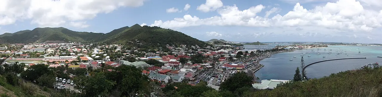 Vue panoramique du port de Marigot depuis Fort Louis
