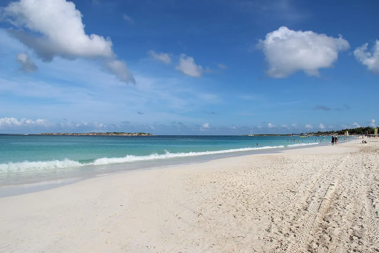 Plage de la Baie Orientale et eau turquoise des Caraïbes